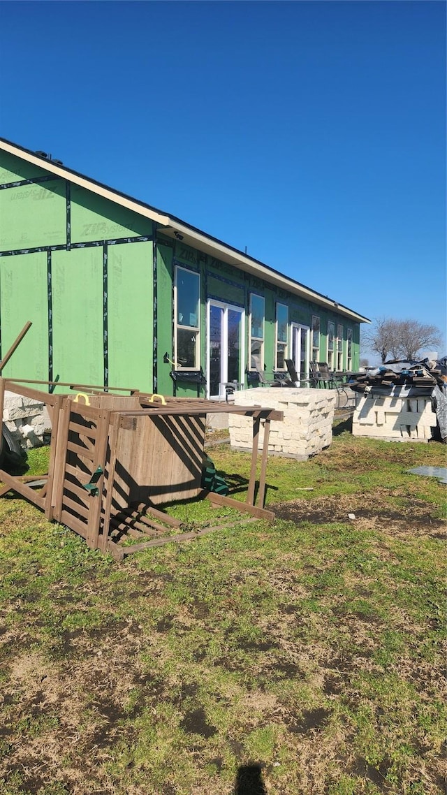 back of house featuring a yard