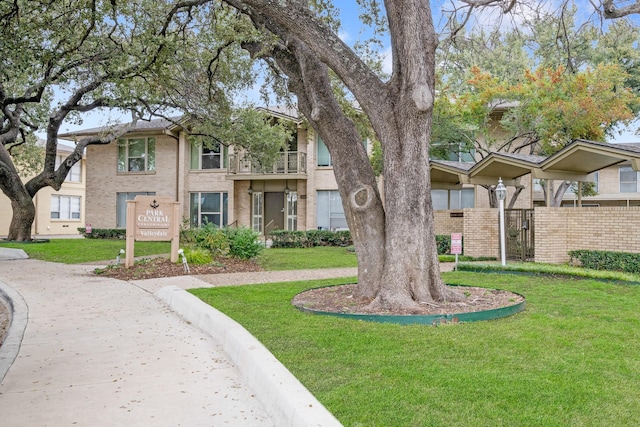 view of front of house with a front lawn