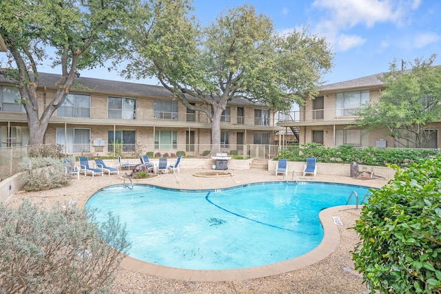 view of swimming pool