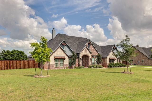 view of front of property featuring a front lawn