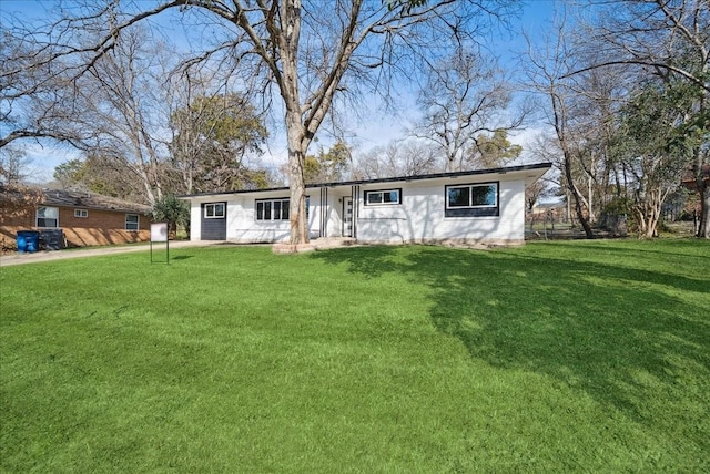 ranch-style home featuring a front lawn