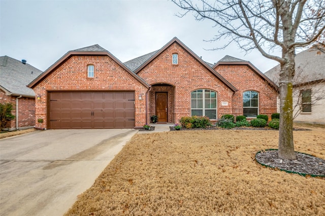 view of front facade featuring a garage and a front yard