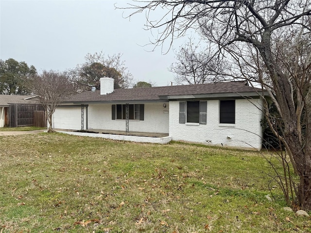 ranch-style house featuring a front yard