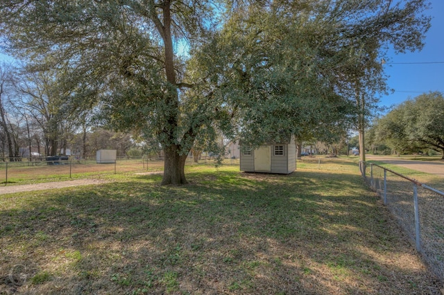 view of yard with a storage unit