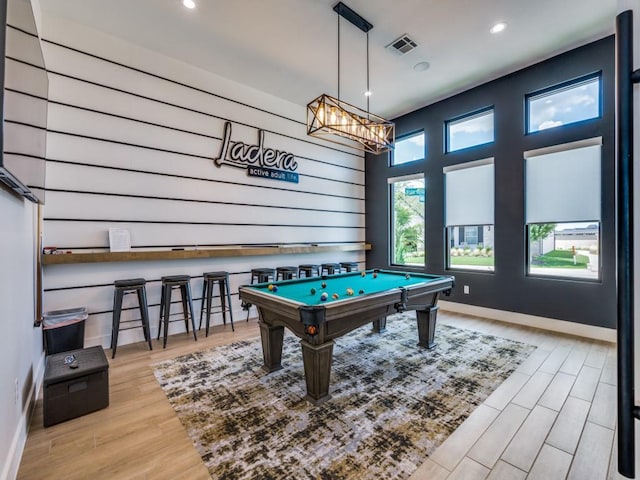 game room featuring light wood finished floors, recessed lighting, visible vents, billiards, and baseboards