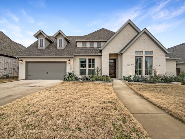 view of front facade featuring a garage and a front yard