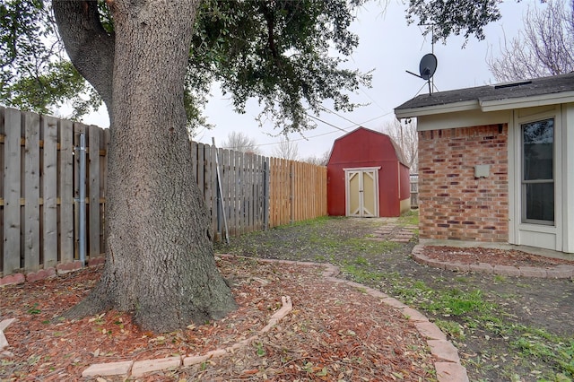 view of yard with a shed