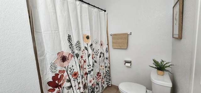 full bath with tile patterned flooring, toilet, and a shower with curtain