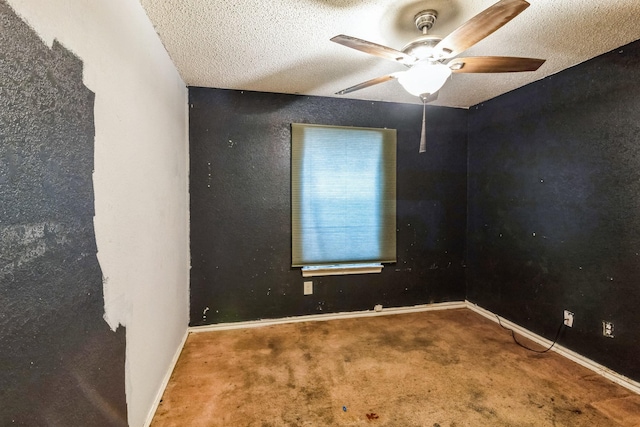 carpeted spare room featuring ceiling fan and a textured ceiling