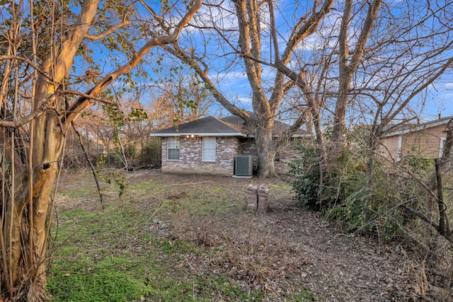 view of yard featuring central AC