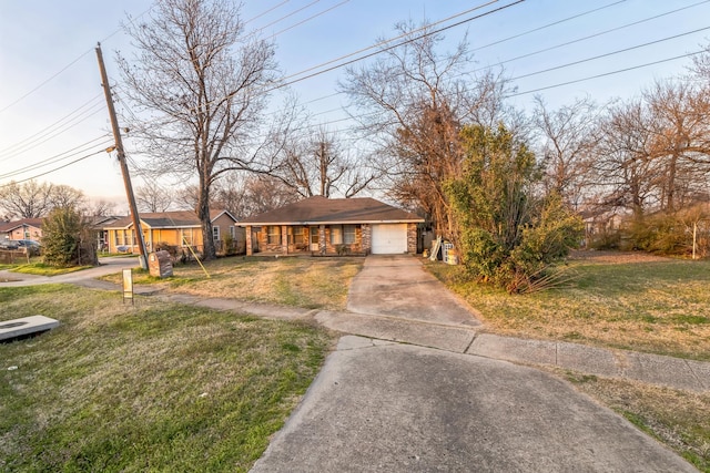 view of front facade featuring a garage and a front lawn