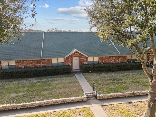 view of front of property with a front yard