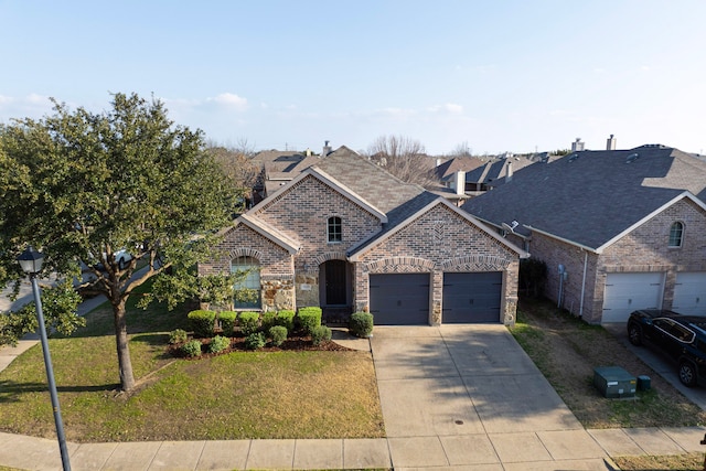 view of front facade featuring a front lawn