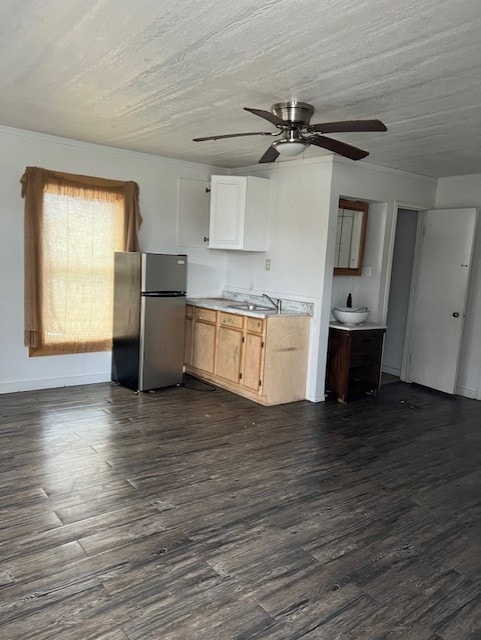 kitchen with sink, dark wood-type flooring, stainless steel refrigerator, ceiling fan, and light brown cabinets