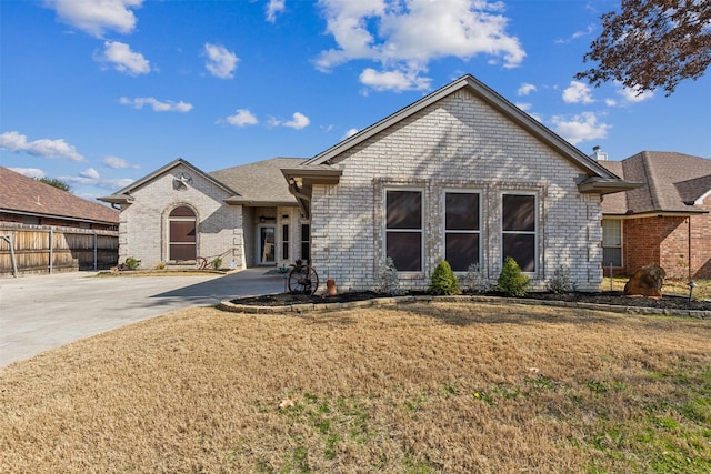 view of front of property featuring a front yard