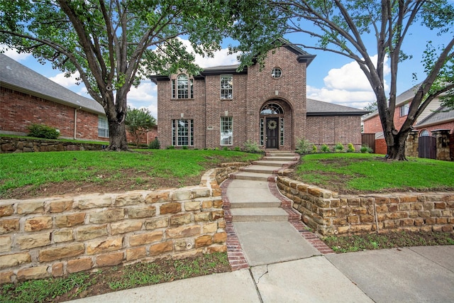 view of front of property featuring a front lawn