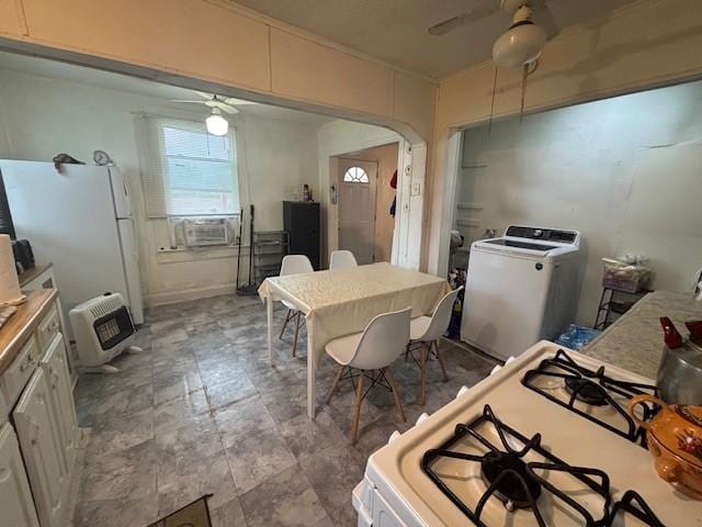 dining space featuring cooling unit, washer / clothes dryer, heating unit, and ceiling fan