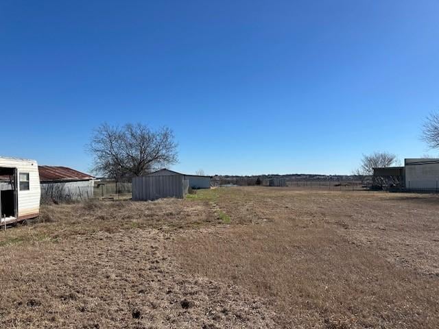 view of yard with an outbuilding