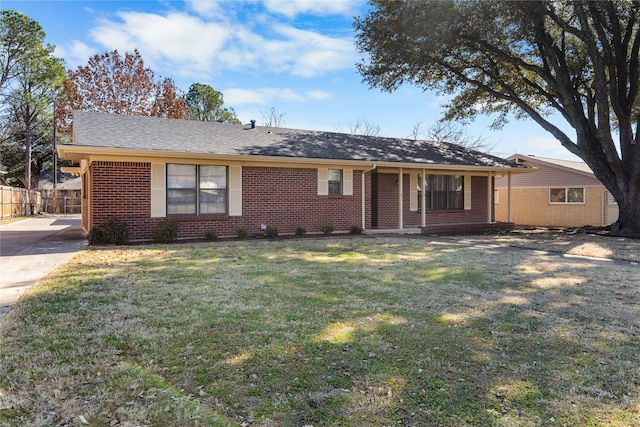 ranch-style house featuring a front yard