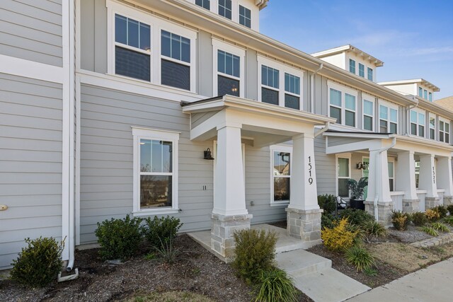 view of front of property with covered porch