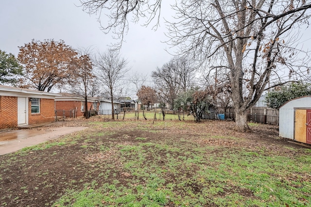 view of yard with a storage unit