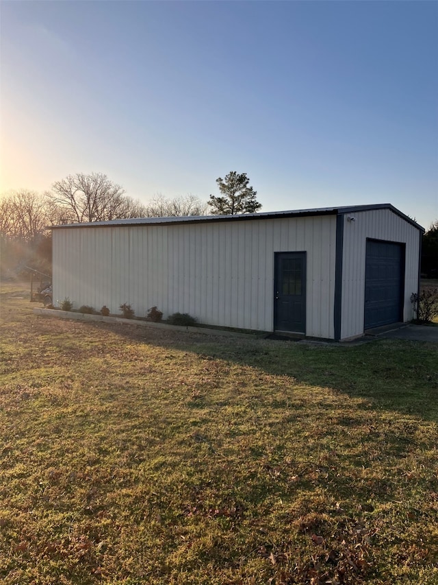 view of pole building featuring a lawn