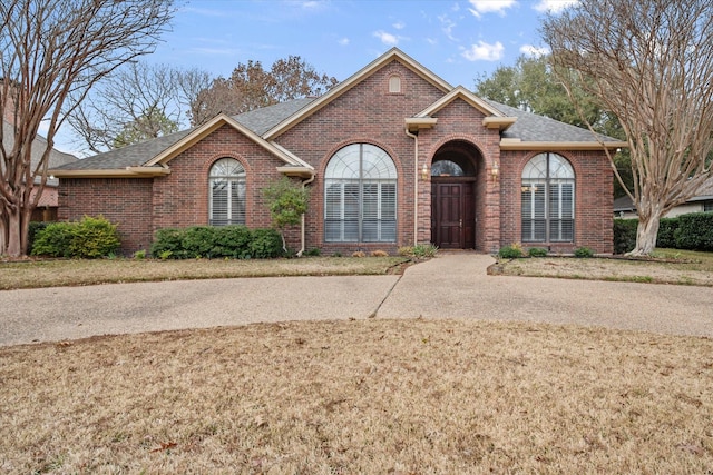 view of front of property featuring a front lawn