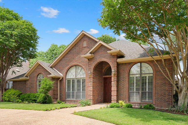 1604 Bridle Path, Corsicana, TX 75110 - living area with a ceiling fan, a fireplace, hardwood / wood-style flooring, recessed lighting, and ornamental molding