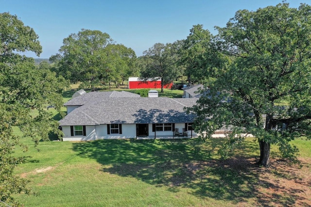 view of front of house featuring a front lawn