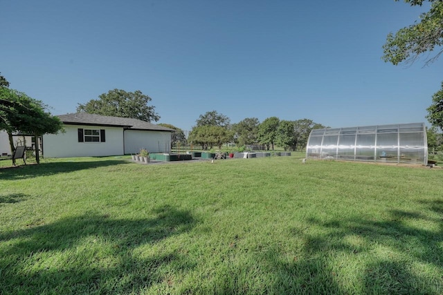 view of yard with an outbuilding