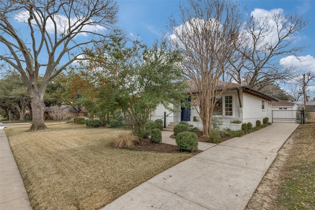 view of front of home featuring a front lawn