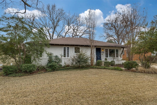 ranch-style house featuring a front yard