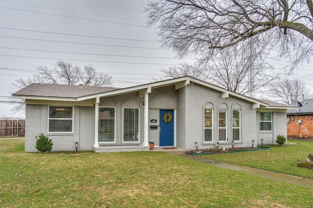 single story home with a front lawn