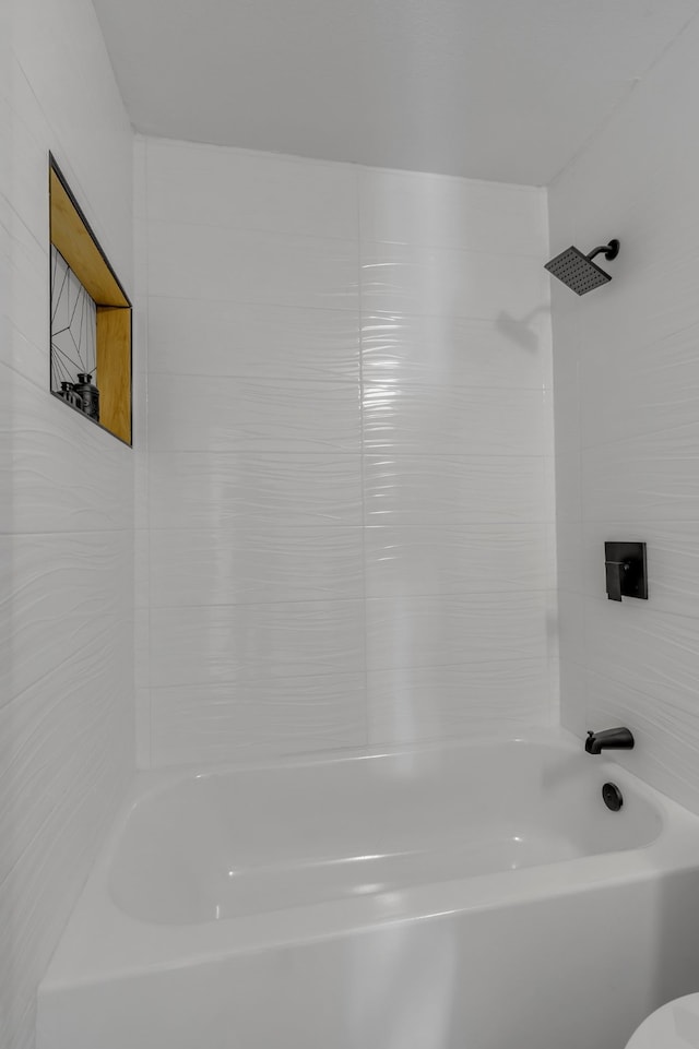 bathroom featuring tiled shower / bath