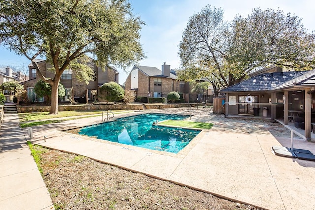 view of swimming pool featuring a jacuzzi and a patio area