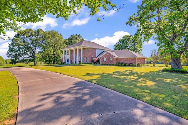 view of front facade with a front yard