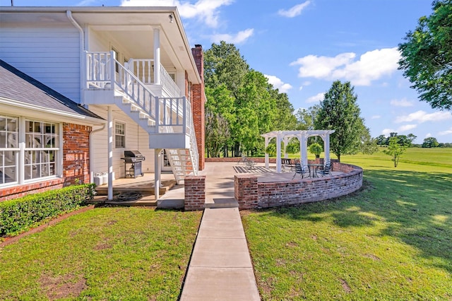 view of yard with a patio and a pergola