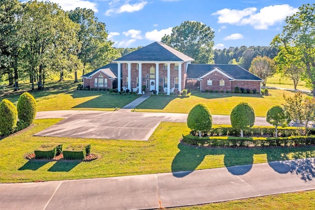 view of front of property featuring a front lawn