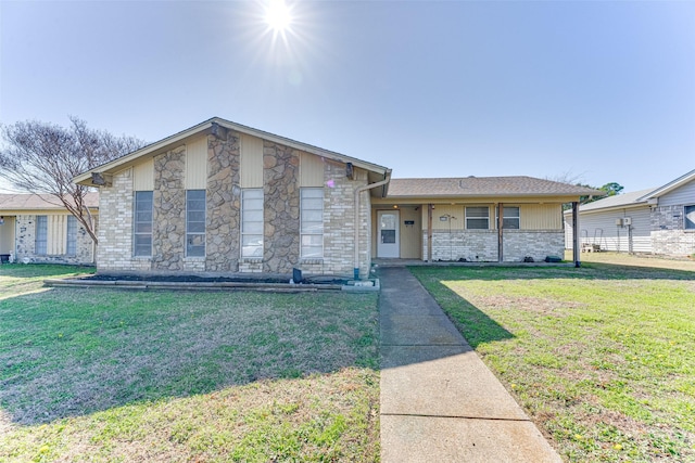 view of front facade with a front yard