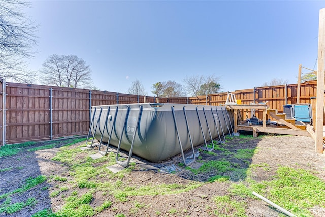 view of yard featuring a pool