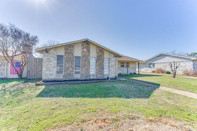 single story home with a front lawn