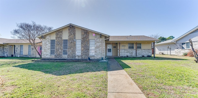 view of front facade featuring a front lawn