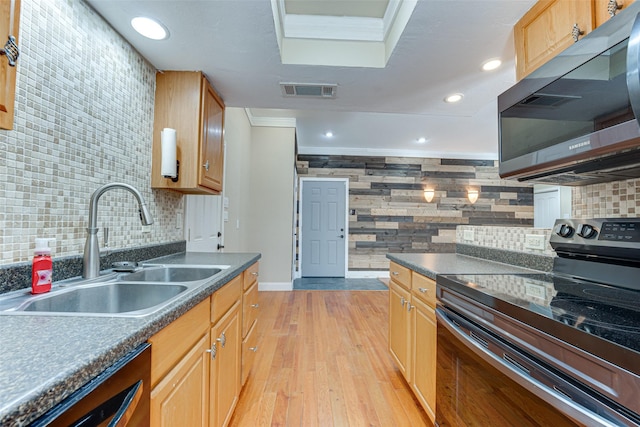 kitchen with crown molding, light wood-type flooring, sink, and electric range