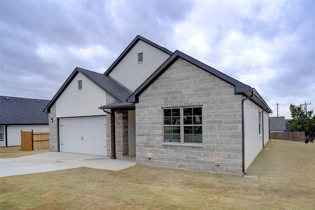 view of front facade featuring a garage and a front yard