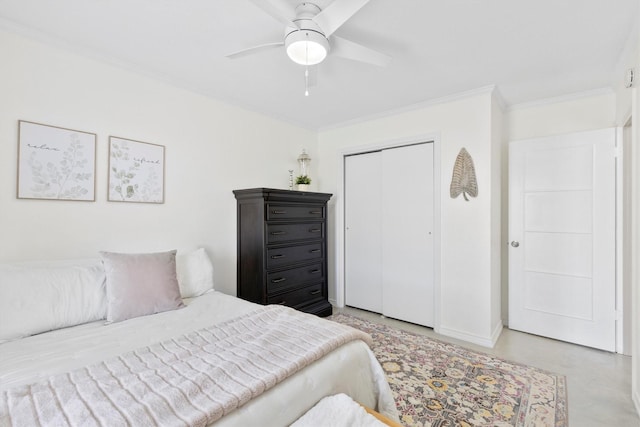 bedroom featuring ornamental molding, ceiling fan, and a closet