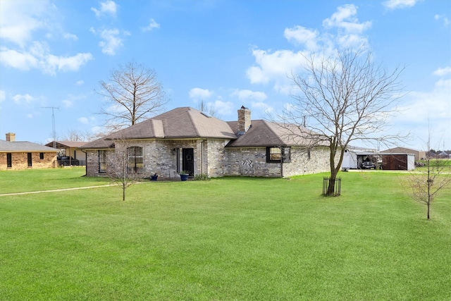 view of front facade featuring a front lawn