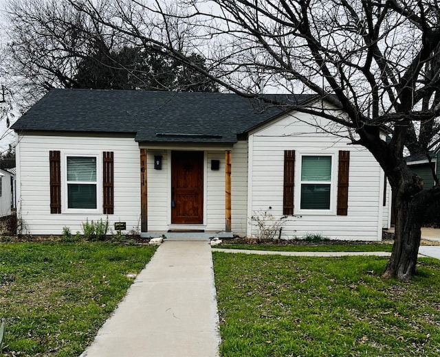 view of front of property featuring a front lawn