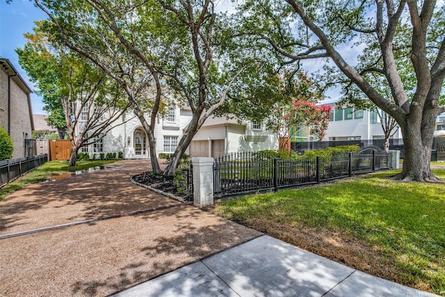 view of front of home featuring a front lawn