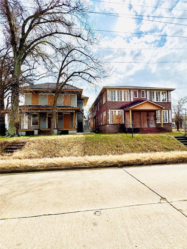 view of front of house featuring a front yard