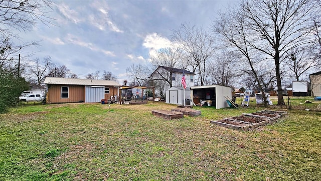 view of yard with a storage shed